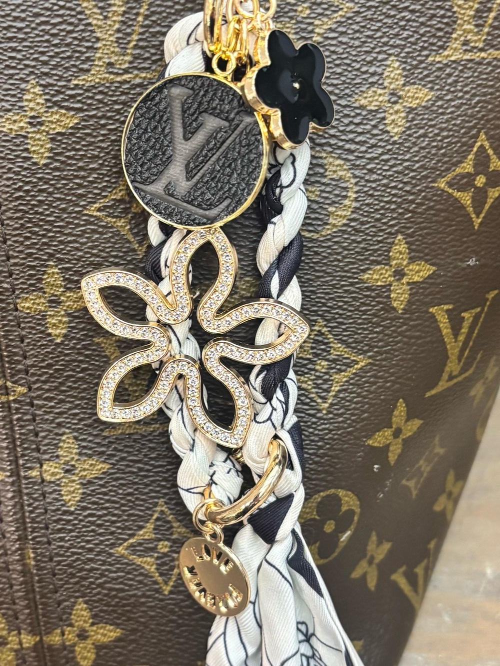 Louis Vuitton Monogram Disc, Twilly, Rhinestone and enamel flower bag charm - Picture 3 of 3